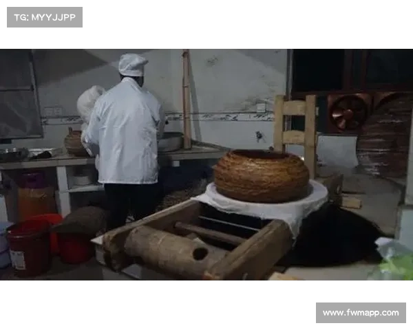 灌香糖的历史沿革与传统手工制作工艺全解析 灌香糖的历史沿革与传统手工制作工艺全解析